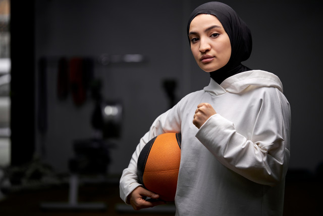 Ilustrasi perempuan berhijab menggunakan pakaian olahraga. Foto: UfaBizPhoto/Shutterstock