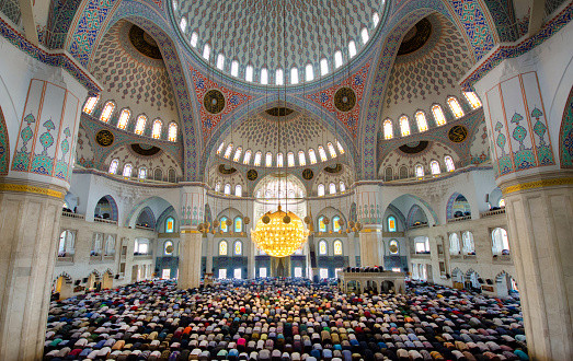 Ilustrasi mengerjakan amalan sunnah Idul Fitri. Foto. dok. Burak Sür (Unsplash.com)