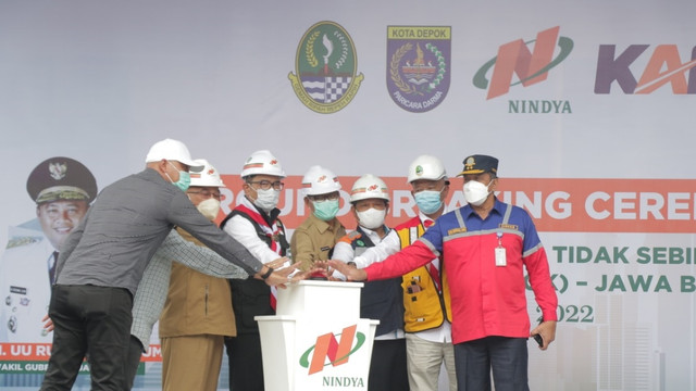 Gubernur Jawa Barat Ridwan Kamil saat ground breaking Pembangunan Simpang Tidak Sebidang di Jl. Dewi Sartika, Depok, Jawa Barat, Selasa (15/2/2022). Foto: Nindya Karya