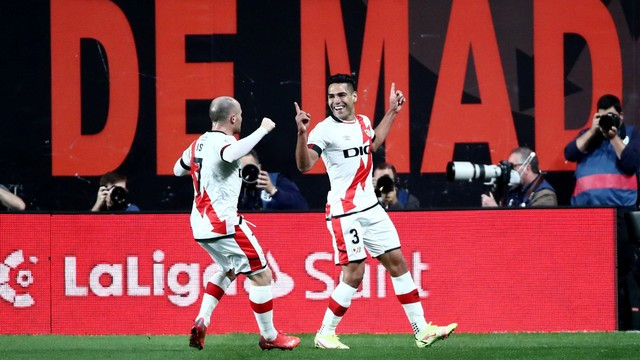 Pemain Rayo Vallecano Radamel Falcao merayakan gol pertama mereka bersama rekan setim saat melawan FC Barcelona di Estadio de Vallecas, Madrid, Spanyol, Rabu (27/10/2021). Foto: Sergio Perez/Reuters
