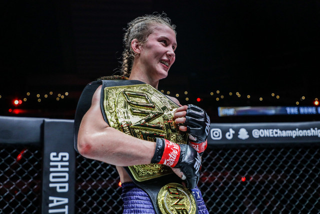 Remaja 17 tahun asal Swedia, Smilla Sundell, menyandang sabuk Juara Dunia ONE Strawweight Muay Thai. Foto: ONE Championship
