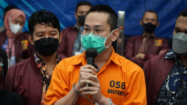 Polisi menunjukkan tersangka kasus penipuan aplikasi Binomo Indra Kenz (tengah) saat konferensi pers di Bareskrim, Mabes Polri Jakarta, Jumat (25/3/2022).
 Foto: Jamal Ramadhan/kumparan