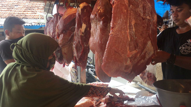 Pedagang daging sapi di Pasar Induk Kramat Jati , Jakarta. Foto: Galang/kumparan