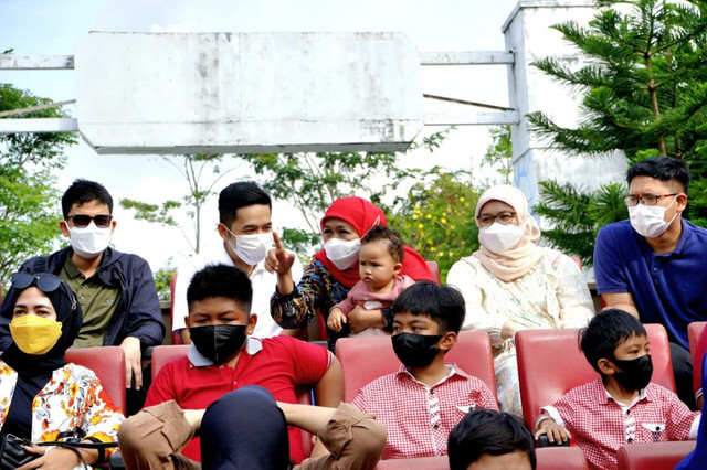 Momen Gubernur Khofifah Ajak Sang Cucu Berlibur ke Jatim Park 3 di Kota Batu