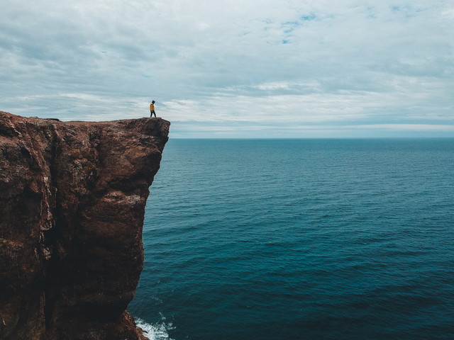 Ilustrasi bunyi pantul yang terdengar setelah bunyi asli disebut gema, sumber foto: (Erik Mclean) by Unsplash.com