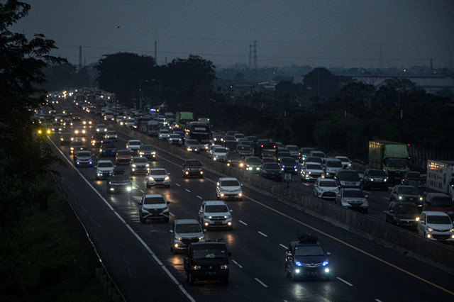 Foto udara kendaraan pemudik melintas menuju arah Jabodetabek di Jalan Tol Jakarta-Cikampek, Karawang, Jawa Barat, Sabtu (7/5/2022). Foto: Aprillio Akbar/ANTARA FOTO