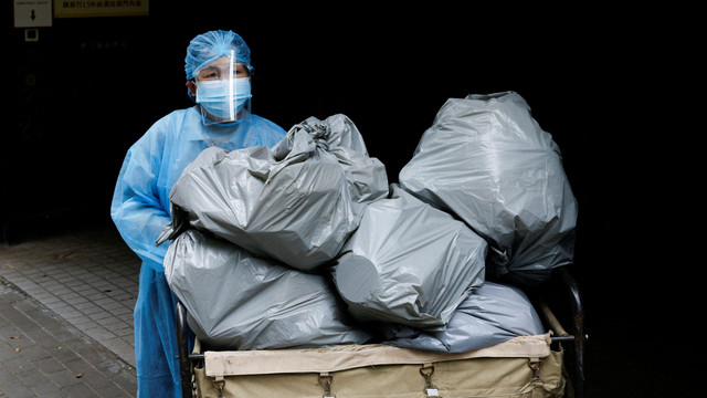 Ilustrasi nakes mengenakan APD, Sabtu (2/4/2022). Foto: Tyrone Siu/REUTERS