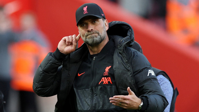 Manajer Liverpool Juergen Klopp berselebrasi setelah Liverpool menang melawan Everton di Stadion Anfield, Liverpool, Inggris, Minggu (24/4/2022). Foto: Phil Noble/REUTERS