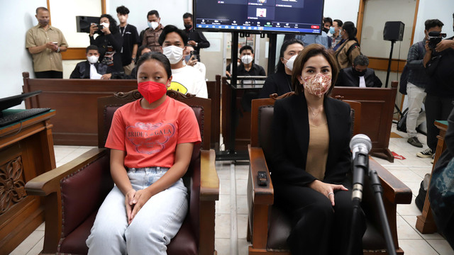 Nikita Mirzani (kanan) bersama anaknya Laura Meizani Nasseru (kiri) saat menjalani sidang terkait kasus pencemaran nama baik di Pengadilan Negeri Jakarta Selatan, Senin, (15/2/2022). Foto: Ronny