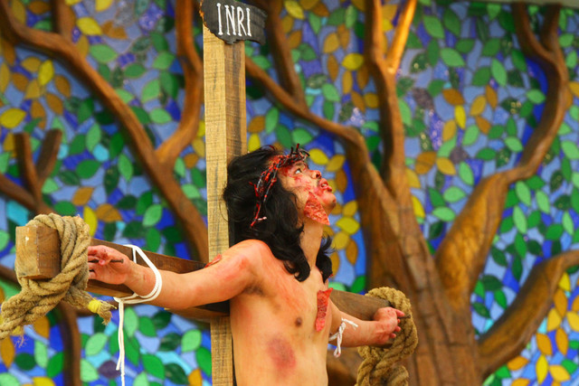 Anggota Orang Muda Katolik (OMK) memerankan Yesus Kristus dalam prosesi visualisasi jalan salib di Gereja Santo Andreas Tidar, Malang, Jawa Timur, Jumat (15/4/2022). Foto: ANTARA FOTO/Ari Bowo Sucipto