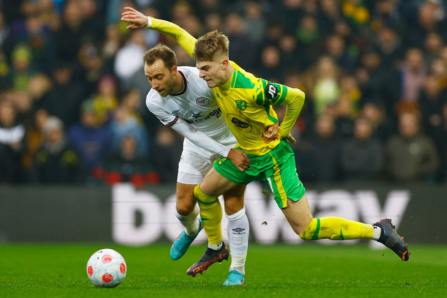 Brandon Williams dari Norwich City beraksi dengan Christian Eriksen dari Brentford pada pertandingan Liga Premier antara Norwich City melawan Brentford di Carrow Road, Norwich, Inggris - 5 Maret 2022. Foto: Action Images via Reuters/Andrew Boyers 