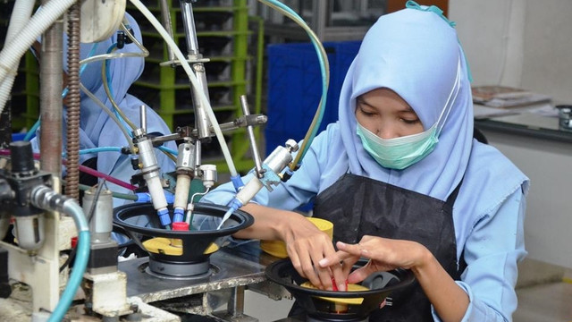 Ilustrasi perempuan pekerja industri. Foto: Kemenperin