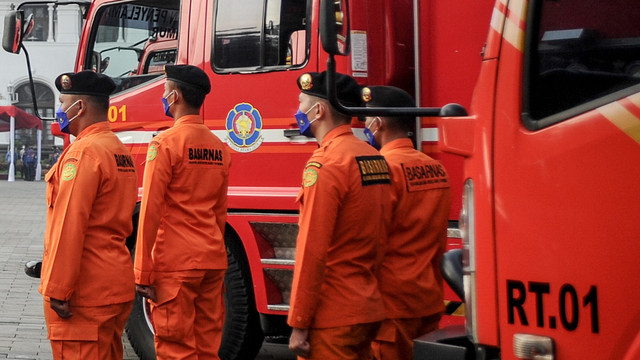 Petugas saat upacara peringatan HUT ke-103 Damkar di Gedung Sate, Bandung, Jawa Barat, Kamis (17/3/2022). Foto: Raisan Al Farisi/ANTARA FOTO