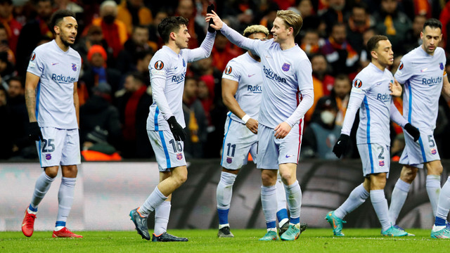 Selebrasi pemain FC Barcelona usai mencetak gol ke gawang Galatasaray pada pertandingan leg kedua babak 16 besar Liga Europa di Stadion Turk Telekom, Istanbul, Turki. Foto: Umit Bektas/REUTERS