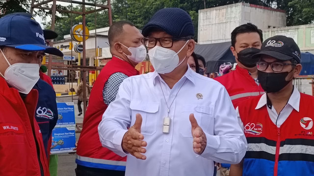 Menteri ESDM Arifin Tasrif mendatangi SPBU Rest Area Km 62B Jalan Tol Jakarta-Cikampek, Jumat (22/4/2022). Foto: Fariza Rizky Ananda/kumparan