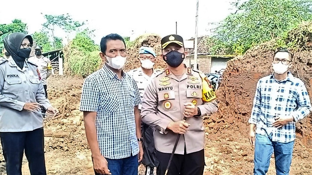 Kapolres Sukoharjo, AKBP Wahyu Nugroho Setyawan, mengecek lokasi pembongkaran tembok bekas Keraton Kartasura, Sabtu (23/04/2022). FOTO: Agung Santoso 