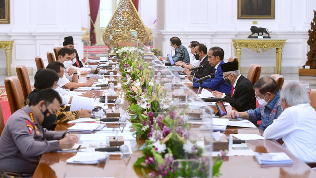 Pesiden Joko Widodo memimpin rapat terbatas mengenai pembangunan Ibu Kota Nasinal (IKN), di Istana Merdeka Jakarta, Kamis (10/3/2022). Foto: Muchlis Jr/Biro Pers Sekretariat Presiden