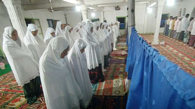 Jamaah Tarekat Naqsabandiyah melaksanakan salat tarawih pertama di Padang, Sumatera Barat tahun 2016. Foto: Antara/Iggoy El Fitra