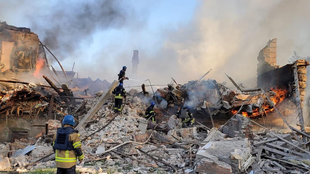 Petugas memadamkan api di sekitar puing-puing gedung sekolah yang terkena serangan di desa Bilohorivka, Luhansk, Ukraina pada Minggu (8/5/2022).
Foto: State Emergency Services of Ukraine/Handout via REUTERS