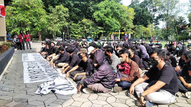 Mahasiswa yang mengatasnamakan Aliansi Justice For Gilang berdemonstrasi di depan Rektorat UNS Solo, Senin (14/03/2022). FOTO: Tara Wahyu 