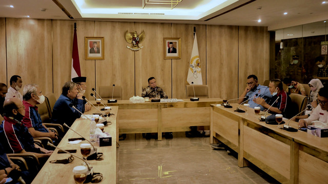 Wakil Ketua DPR Sufmi Dasco Ahmad menerima perwakilan buruh yang tergabung dalam KSPI, untuk berdiskusi terkait Omnibuslaw, Rabu (23/3/2022). Foto: Jamal Ramadhan/kumparan