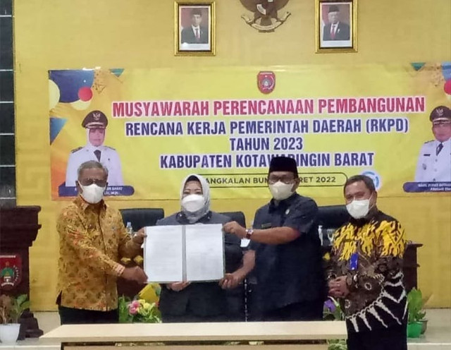 Foto bersama terkait RKPD tahun 2023 oleh Bupati Kobar, Nurhidayah dan DPRD Kobar. Foto: IST