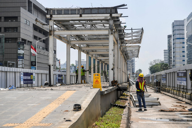 Pekerja menyelesaikan proyek revitalisasi Halte TransJakarta Bundaran Hotel Indonesia di Jakarta, Senin (18/4/2022).  Foto: Galih Pradipta/ANTARA FOTO