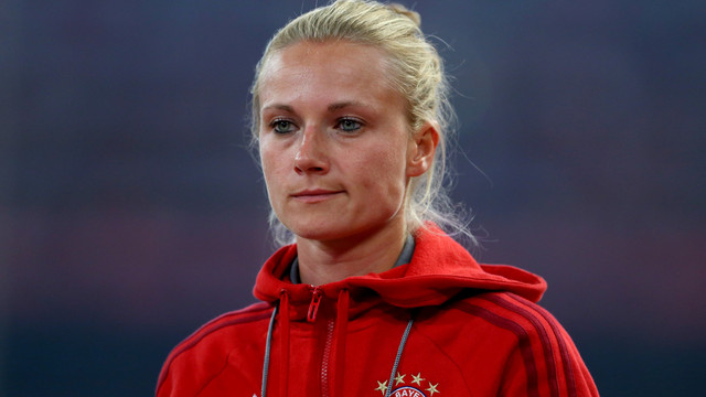 Kathleen Krueger, manajer tim FC Bayern Muenchen menyaksikan pertandingan persahabatan internasional antara FC Bayern Muenchen dan Valencia FC pada 18 Juli 2015 di Beijing, China. Foto: Alexander Hassenstein/Bongarts/Getty Images