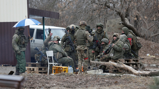 Pasukan pro-Rusia berkumpul di pemukiman yang dikuasai separatis Mykolaivka (Nikolaevka), di wilayah Donetsk, Ukraina, Selasa (1/3/2022). Foto: Alexander Ermochenko/REUTERS