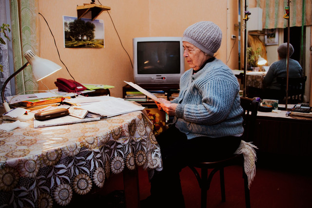 Contoh Surat Pribadi untuk Nenek, Foto: Unsplash/Mariia Chalaya