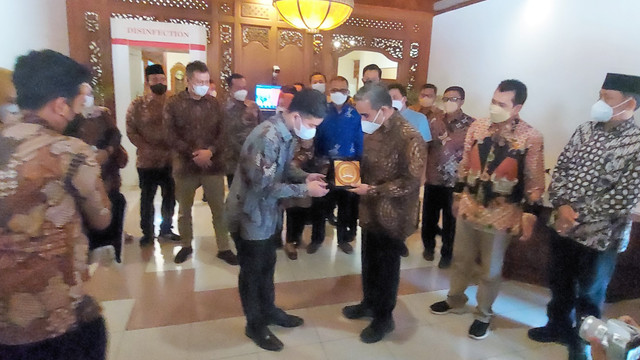 Wali Kota Solo, GIbran Rakabuming Raka, menerima cendera mata dari Sekjen Partai Gerindra Ahmad Muzani di Balai Kota Solo, Rabu (06/04/2022). FOTO: Fernando Fitusia