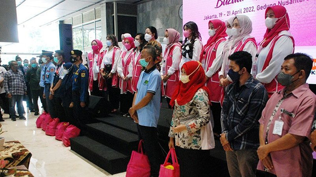 Persatuan Istri Anggota (PIA) DPR RI menggelar Bazar Usaha Kecil Mikro Menengah (UMKM) di Nusantara II, Kompleks Parlemen, Senayan, Selasa (19/4) . Foto: DPR RI
