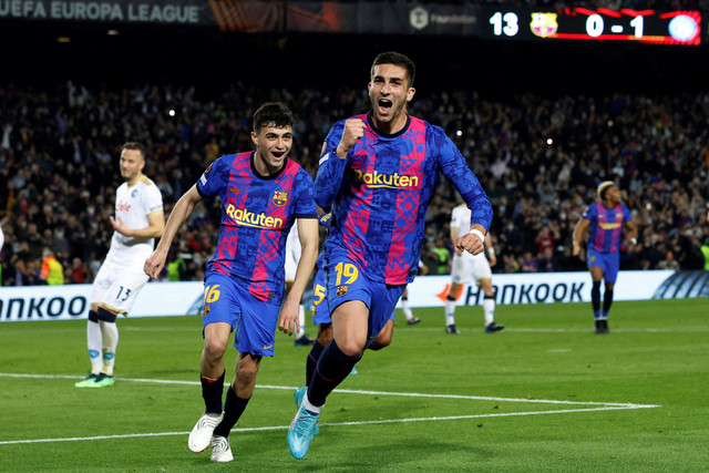 Selebrasi pemain FC Barcelona Ferran Torres usai mencetak gol ke gawang Napoli pada pertandingan play off 16 besar Liga Europa di Camp Nou, Barcelona, Spanyol.
 Foto: Albert Gea/REUTERS