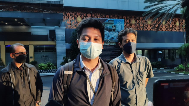 Kepala Divisi Hukum KontraS Andi Muhammad Rezaldy (tengah) di Polda Metro Jaya, Senin (4/4).  Foto: Jonathan Devin/kumparan