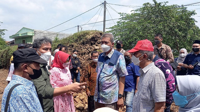 Dirjen Kebudayaan Kemendikbud Ristek, Hilmar Farid (berbaju hijau), meninjau tembok bekas Keraton Kartasura yang dijebol warga, Minggu (24/04/2022). FOTO: Fernando Fitusia