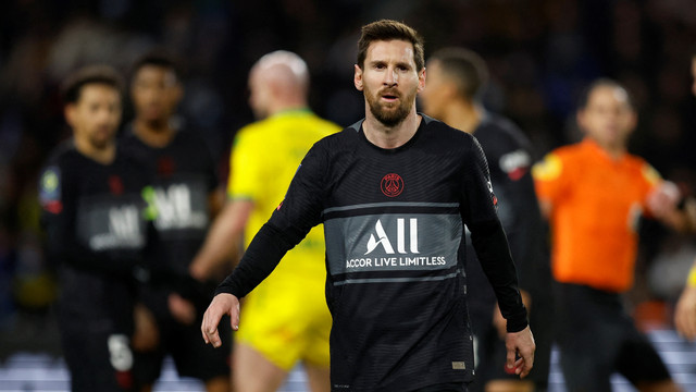 Pemain Paris St Germain Lionel Messi bereaksi saat hadapi Nantes di Stade de la Beaujoire-Louis Fonteneau, Nantes, Prancis, Sabtu (19/2/2022). Foto: Stephane Mahe/REUTERS