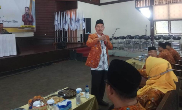 Anggota Fraksi PKB DPR RI, Yanuar Prihatin saat memberi motivasi bagi para Guru Agama Islam di Kabupaten Kuningan, Jabar. (Andri)