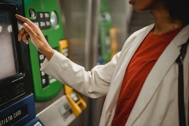 Bagaimana cara mengambil uang di ATM? Foto: Unsplash