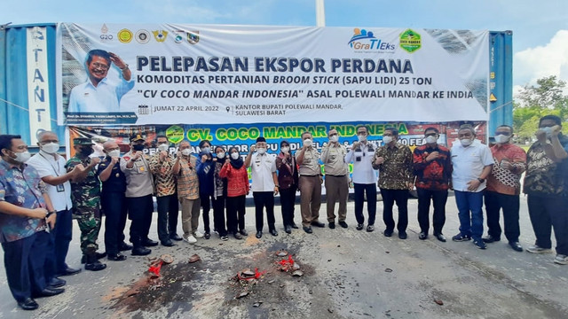 Pelepasan ekspor perdana sapu lidi dari Kabupaten Polewali Mandar, Sulawesi Barat, ke India. Foto: Dok. Pemprov Sulbar