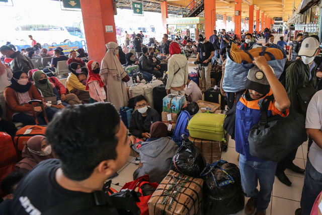Sejumlah warga menunggu keberangkatan bus untuk mudik di Terminal Kampung Rambutan, Jakarta, Rabu (27/4/2022). Foto: Asprilla Dwi Adha/ANTARA FOTO