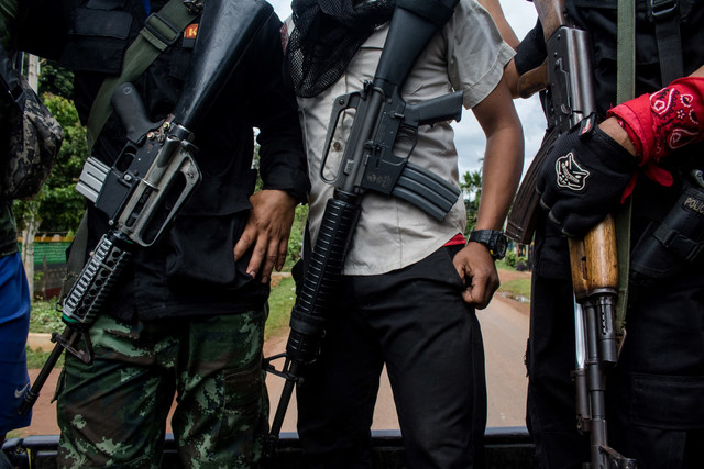 Anggota Pasukan Pertahanan Kebangsaan Karenni (KNDF) dan Tentara Kareni (KA) di sebuah pos pemeriksaan dekat Demoso, di negara bagian Kayah timur Myanmar. Foto: STR/AFP