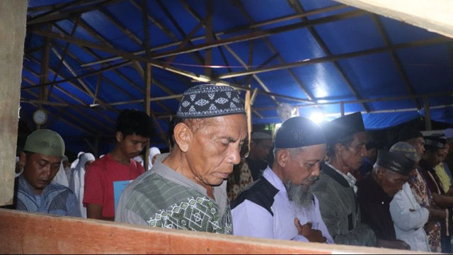 Warga pasaman melakukan shalat terawih di community shelter buatan Rumah Amal Salman dan ITB. 