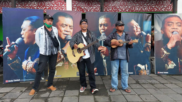Sejumlah seniman menggelar aksi peringatan 2 tahun wafatnya maestro campursari Didi Kempot di Ngarsopuro, Solo, Kamis (05/05/2022). FOTO: Fernando Fitusia