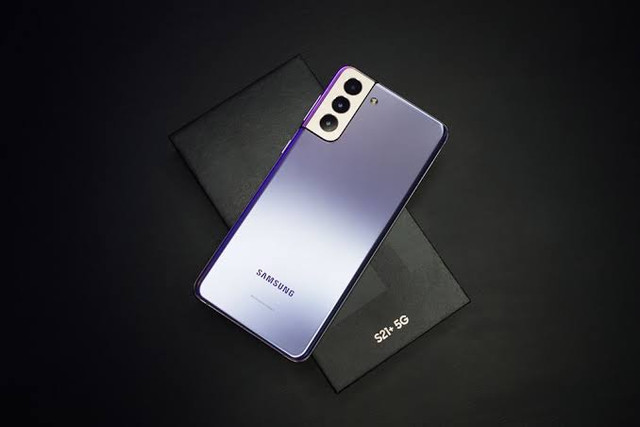 Cara restart hp Samsung dapat dilakukan dengan mudah tanpa aplikasi. Foto: Unsplash.com
