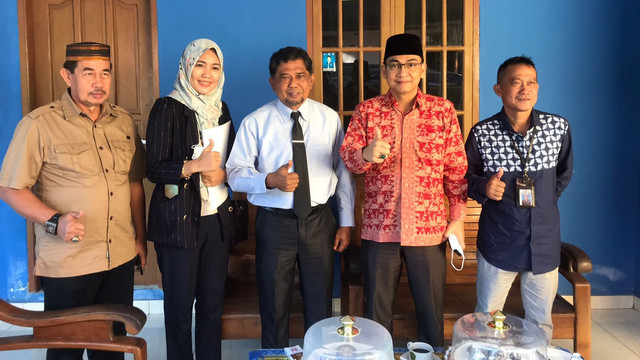 Anggota Ombudsman RI, Hery Susanto melakukan pertemuan dengan Plt Bupati Penajam Paser Utara, Hamdam Pongrewa di kediamannya pada Kamis (24/3/2022). Foto: Dok. Pribadi