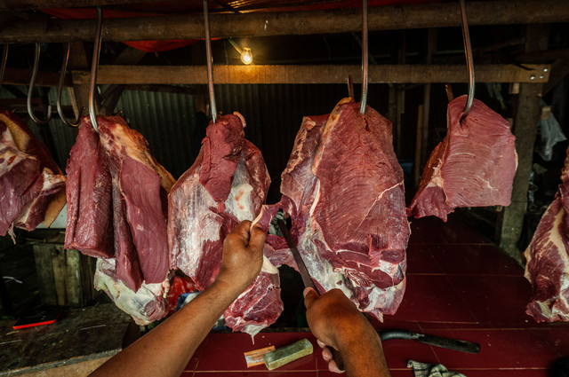 Penjual memotong daging sapi di pasar Rangkasbitung, Lebak, Banten, Sabtu (26/2/2022). Foto: Muhammad Bagus Khoirunas/ANTARA FOTO