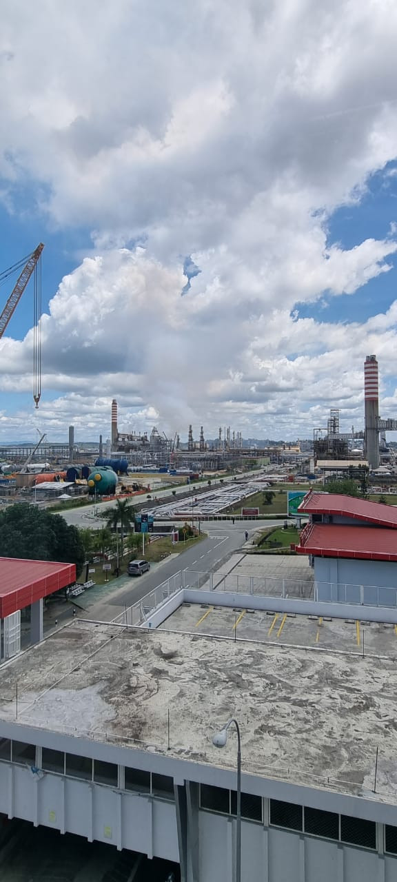 Kondisi Kilang Balikpapan pukul 11:00 WITA usai terbakar. Foto: Dok. Istimewa