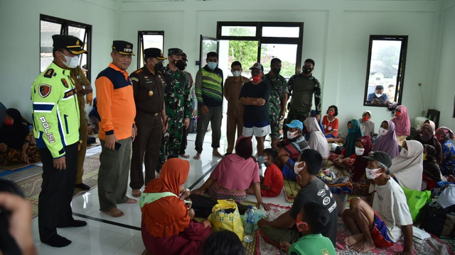 Bupati Kebumen Arif Sugiyanto saat mengunjungi posko pengungsian korban banjir di Balai Desa Kedungweru. Foto: Dok. Istimewa