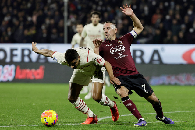 Pemain AC Milan Junior Messias beraksi dengan pemain Salernitana Franck Ribery di Stadion Arechi, Salerno, Italia, Sabtu (19/2/2022). Foto: Ciro De Luca/REUTERS