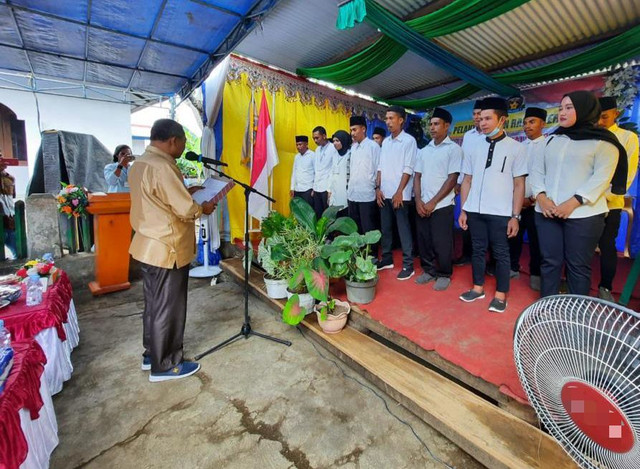 Wakil Bupati Halteng, Abd. Rahim Odeyani saat melantik Pengurus Karang Taruna Falgali. Foto: Istimewa